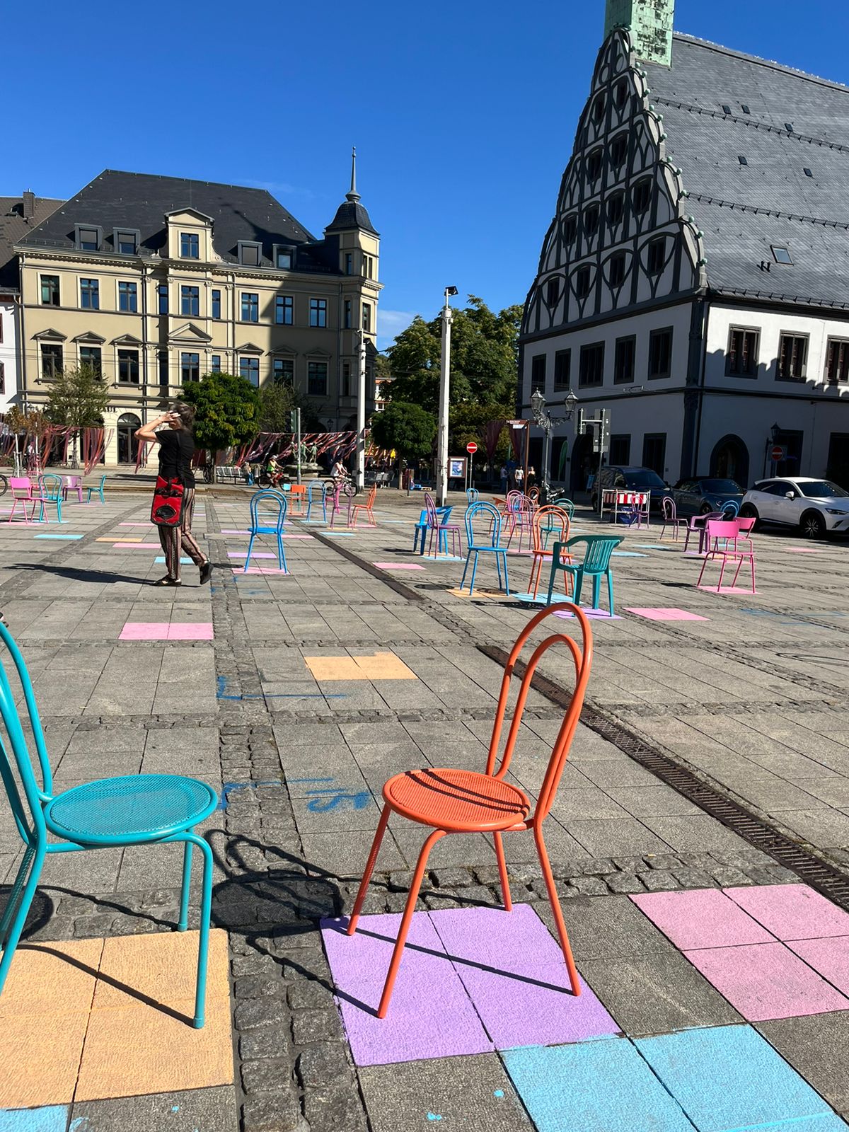 Hauptmarkt von Zwickau mit bunten Stühlen
